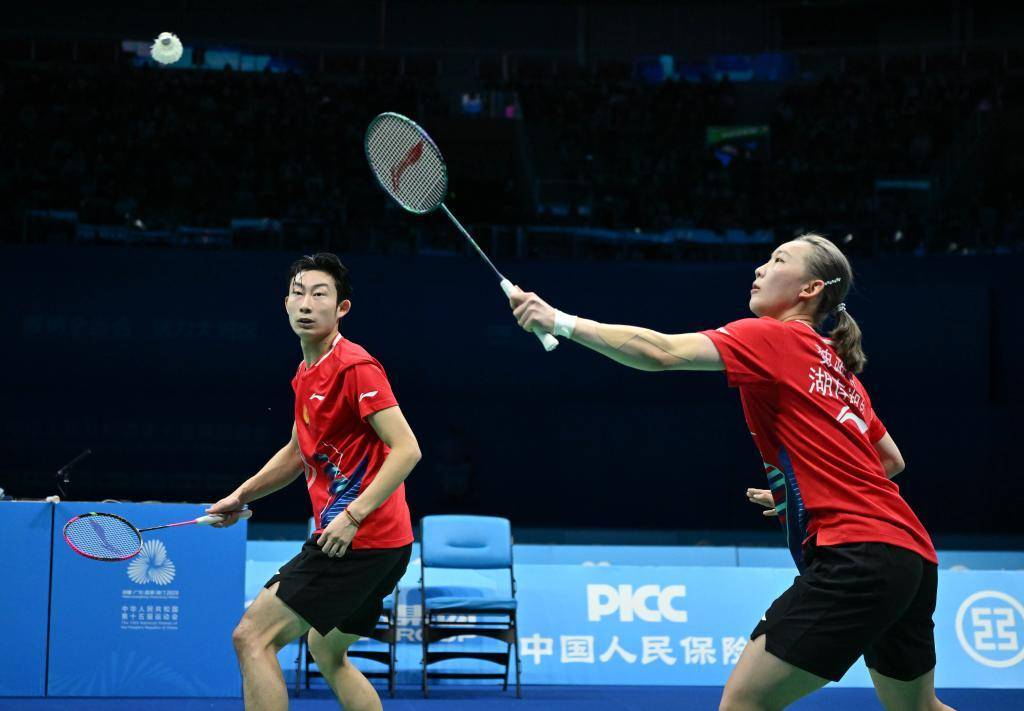 十五运羽毛球：“雅思”夺金 翁泓阳、王祉怡单打折桂